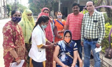 वार्ड 23 में डोर टू डोर चलाया वैक्सीनेशन महाअभियान, किया जागरूक