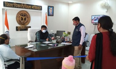 जनता दर्शन में जन समस्याओं का निस्तारण करते हुए जिलाधिकारी।