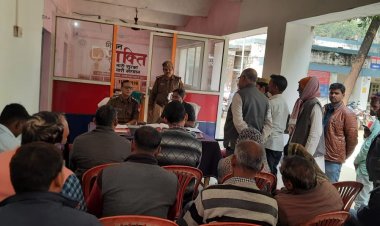 डीएम व एसपी ने थाना समाधान दिवस पर थाना मोतिगरपुर में पहुंचकर सुनी जन समस्याएं।