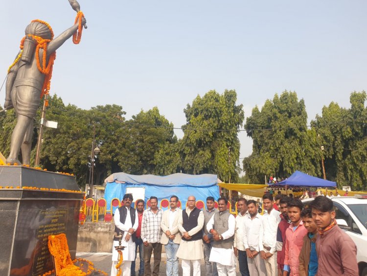 अमर शहीद बिरसा मुंडा की मूर्ति पर माल्यार्पण कर उनके बलिदानों को याद किया गया -कांग्रेस 