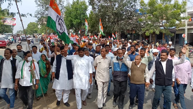 बढ़ती महंगाई को लेकर डूंगरपुर कांग्रेस ने किया केंद्र सरकार के खिलाफ प्रदर्शन