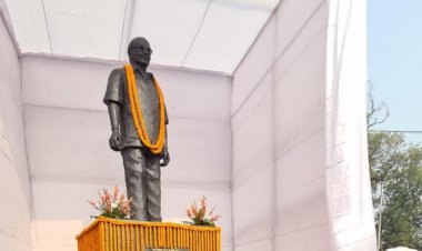 काफिले के साथ अनावरण कार्यक्रम में पहुँच दाऊ साहब को किया नमन
