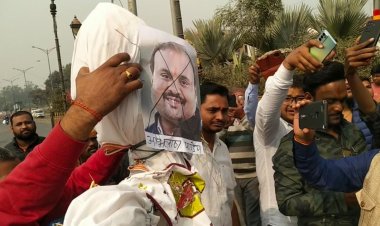 करणी सेना ने मंत्री बिसाहूलाल और भाजयुमो सुप्रीमो अभिलाष पांडेय का किया पुतला दहन