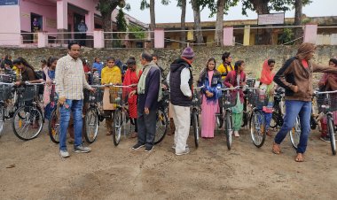 राजकीय उच्च माध्यमिक विद्यालय कुआं में साइकिल वितरित  की गई ।