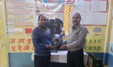 दुर्घटना में चचेरे भाई की मौत के बाद बांटे नि:शुल्क हेलमेट, दिलाई शपथ