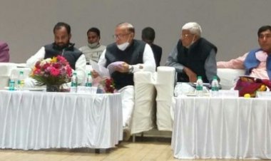 विभाग मंत्री डॉं. बी. डी. कल्ला ने प्रताप ऑडिटोरियम में अधिकारियों की समीक्षा बैठक ली