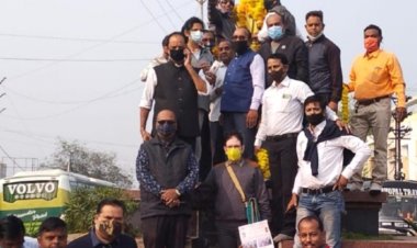 प्रेस क्लब ने बाबा साहब की प्रतिमा पर किया माल्यार्पण