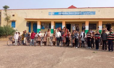 राजकीय उच्च माध्यमिक विद्यालय डुंगर सारण मे छात्राओ को  साइकिल वितरित की।