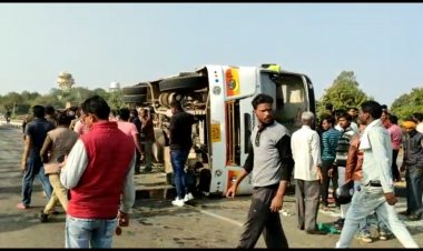 बाइक सवार को बचाने के प्रयास में यात्री बस डिवाइडर से टकराकर पलटी