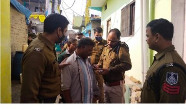देवास कोतवाली थाना पुलिस ने सट्टे के अड्डो पर दी दबिश ,तीन जुवारियो को गिरफ्तार कर पुलिस थाने लाए