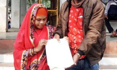 प्रोत्साहन राशि की मांग लेकर कलेक्ट्रेट पंहुचे अंतरजातीय नवयुगल दम्पत्ति