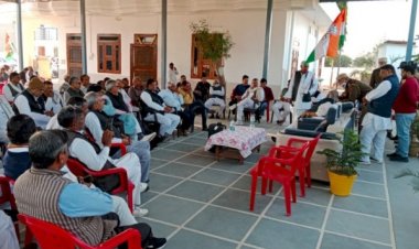 कांग्रेस के जिलाध्यक्ष योगेश मिश्रा अध्यक्षता में विधायक आवास बैठक आयोजित