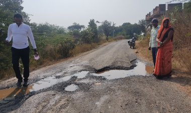 कुँआ से जोसावा मेन  रोड पर खड्डो की वजह से दुर्घटना होने का अंदेशा