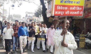 झांझ-मंजीरे के साथ राम धुन गाकर कलेक्टर कार्यालय पहुंचे चामुण्डा स्टैण्डर्स मिल के श्रमिक