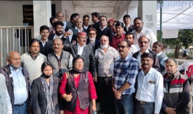 नोटरी वकील हुए लामबंद, सौंपा ज्ञापन