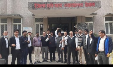 जिला अभिभाषक संघ के अधिवक्ता रहे कार्य से विरत, साधारण सभा आयोजित कर सौंपा ज्ञापन