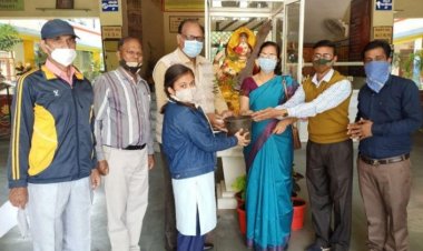 मॉडल स्कूल की छात्रा ने अपने जन्मदिन पर संस्था को एक गमला, एक पौधा किया भेट