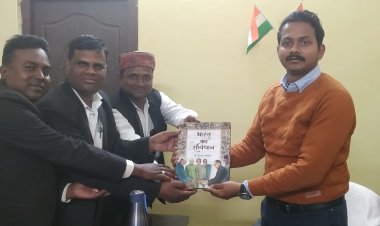 तहसीलदार कुणाल रावत का अधिवक्ताओं ने भारतीय संविधान एवं गुलदस्ता भेंट कर किया सम्मान