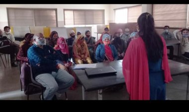 श्रमिकों को महिला हिंसा व सशक्तिकरण की जानकारी देते हुए किया जागरूक