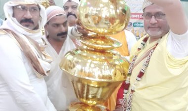जैन मंदिर में श्री १००८ याग मंडल विधान कर शिखर पर कलशा रोहण किया गया