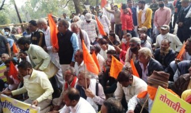 फसल बीमा के लिए जिलेभर के किसान पहुंचे कलेक्ट्रेट, धरना देकर की नारेबाजी, सौंपा ज्ञापन