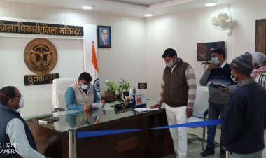 जनता दर्शन के दौरान जन सामान्य की समस्याओं को सुन कर निस्तारण करते हुए जिलाधिकारी ।