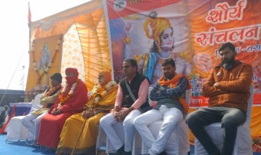 विश्व हिंदू परिषद बजरंग दल ने नगर में निकाला शौर्य संचलन भगवा पताका लहराई