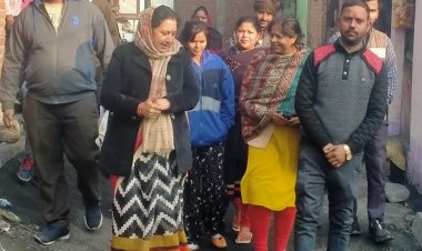 पूर्व पालिकाध्यक्ष मीना शर्मा का जनसंपर्क अभियान जारी घर-घर जाकर स्थानीय लोगों से की मुलाकात