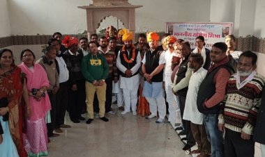 समाज के पदाधिकारियों ने साफा बंधाकर अतिथियों का स्वागत किया