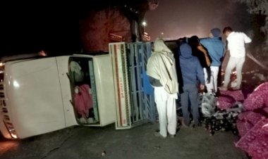 सड़क पर गहरे गड्ढे के कारण सब्जी से भरी एक पिकअप गाड़ी संतुलन बिगड़ने से पलट गई