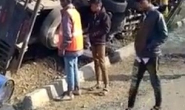 हाईवे नम्बर 27 पर केमिकल के ड्रम से भरा ट्रक अनियंत्रित होकर पलटी