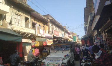 पुलिस का फ्लैग मार्च कस्बा के प्रमुख बाजार सहित मेले के चौराहे तक निकाला गया