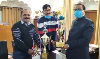 इंकलाईन बैंच प्रेस प्रतियोगिता की ट्राफी का विमोचन नन्नूमल पहाडिया ने किया
