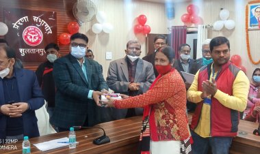 जिलाधिकारी की अध्यक्षता में आशा बहनों को स्मार्टफोन फोन/मोबाइल फोन किया गया वितरित।