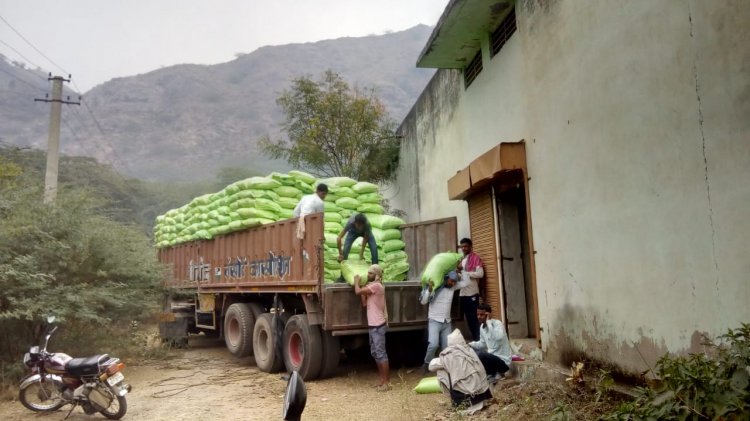 कृषि उपज मंडी में खाद के कट्टे को लेकर ग्रामीणों ने किया हंगामा