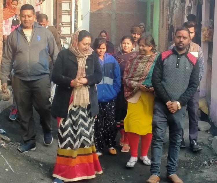 पूर्व पालिकाध्यक्ष मीना शर्मा का जनसंपर्क अभियान जारी घर-घर जाकर स्थानीय लोगों से की मुलाकात