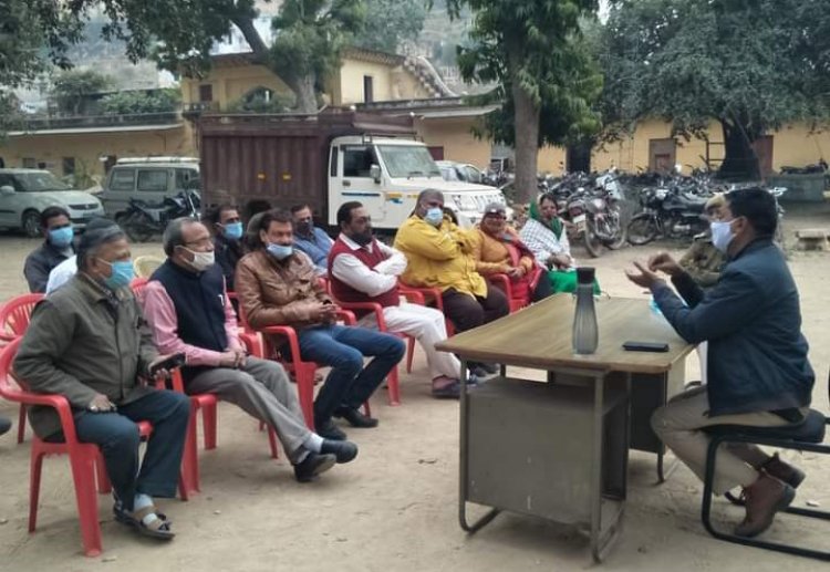 राजगढ़ पुलिस थाना में कोविड-19 को लेकर सीएलजी की बैठक
