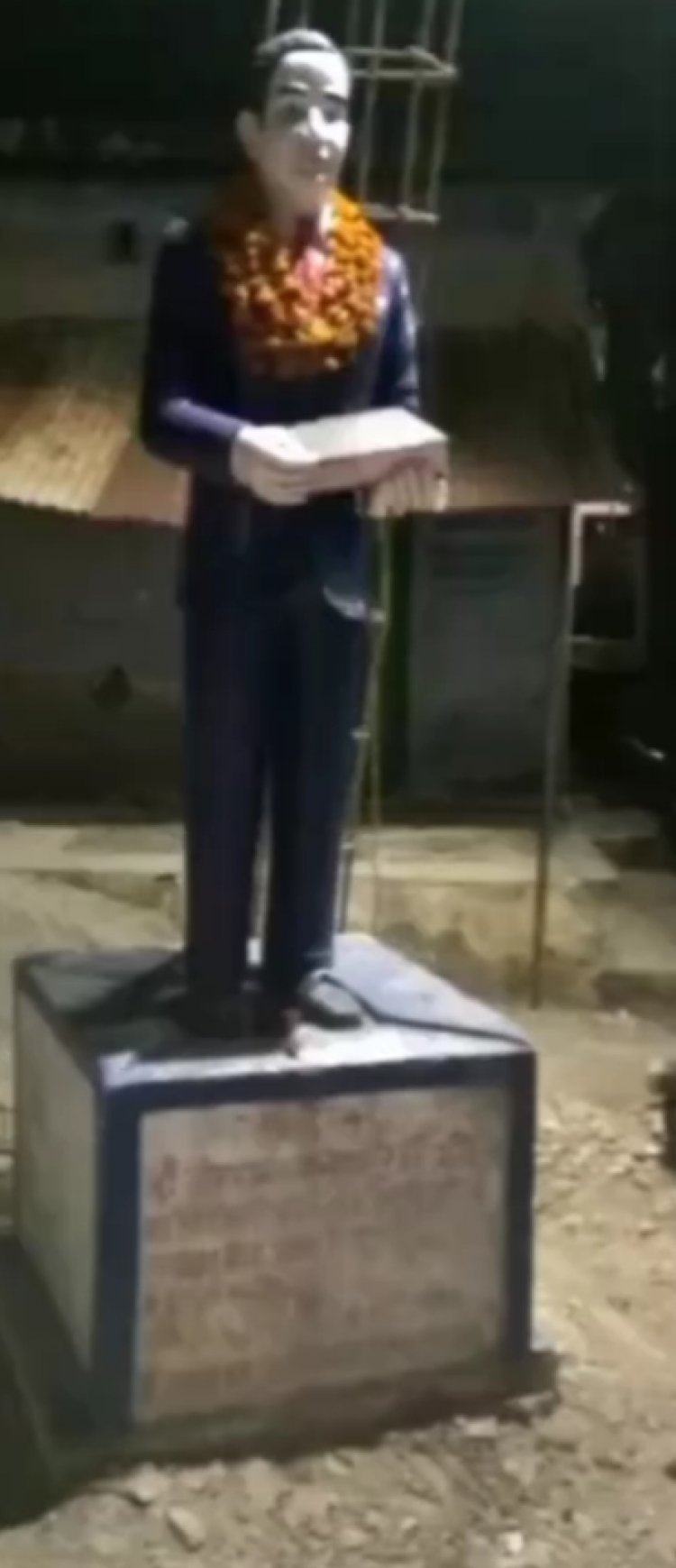 डाँक्टर भीमराव अंबेडकर की मूर्ति को हटाने पर हुआ विवाद
