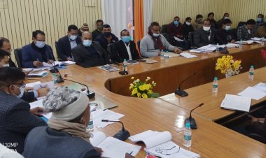 जिलाधिकारी की अध्यक्षता में शासन के सर्वोच्च प्राथमिकता वाले व 50 लाख से अधिक निमार्णाधीन परियोजनाओं की विकास कार्यों की समीक्षा बैठक हुई आयोजित।
