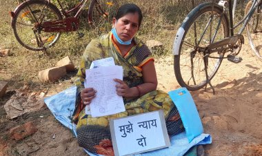 बिना जानकारी के तोड़ा मकान  महिला बैठी धरने पर