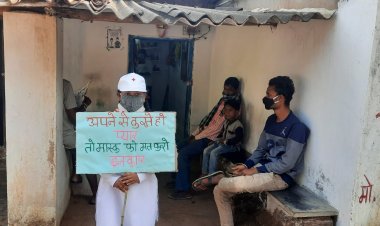 पोस्टर दिखाकर मास्क लगाने बच्ची ने चलाया जागरूकता अभियान