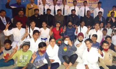 शिवपुरी मे कराते प्रतियोगिता का आयोजन किया गया जिसमें मार्शल आर्ट्स अकादमी के महासचिव हितेंद्र सिंह डंडे सम्मिल हुए
