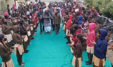 विधायक जोहरी लाल मीणा ने छात्राओं को सरकार की तरफ से नि:शुल्क साईकिल वितरण की