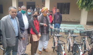 विधायक जोहरी लाल मीणा ने छात्राओं को सरकार की तरफ से नि:शुल्क साईकिल वितरण की
