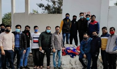 जरूरतमंद लोगों को कम्बल वितरण का कार्यक्रम आयोजित किया