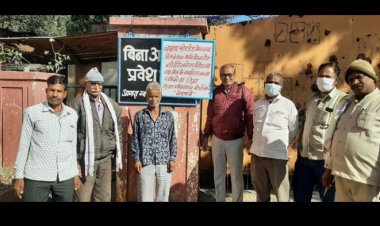 श्रमिकों ने मिल के गेट पर बकाया पैसे नही दिए जाने तक कब्जा किए जाने का लगाया बोर्ड