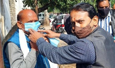 स्वामी विवेकानंद जी की प्रतिमा पर माल्यार्पण कर मास्क वितरित किए