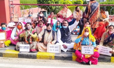 भाजपा महिला मोर्चा ने नंगली सर्किल पर धरना देकर मुख्यमंत्री अशोक गहलोत का पुतला दहन किया