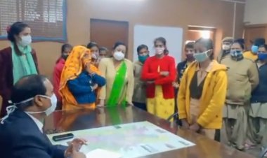 छात्राओं के प्रति जिला कलक्टर नन्नूमल पहाड़िया का बातचीत के दौरान अजीब व्यवहार दिखाई दिया