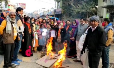 मंडल अध्यक्ष राहुल दीक्षित के नेतृत्व में गहलोत का पुतला फूंका गया और जमकर नारेबाजी की